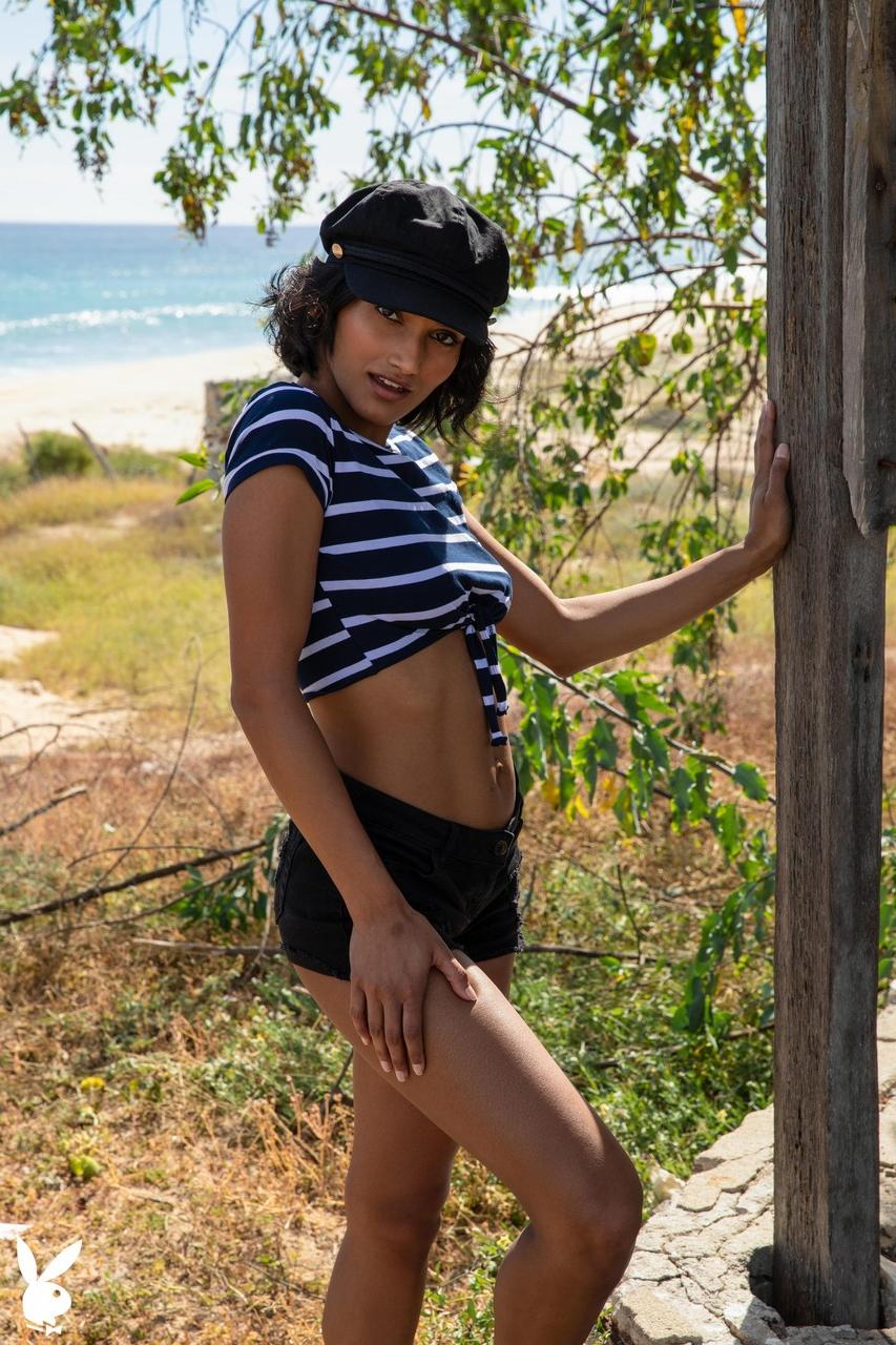 20P A linda gata Angel Constance mostra seus lindos seios e sua buceta aparada