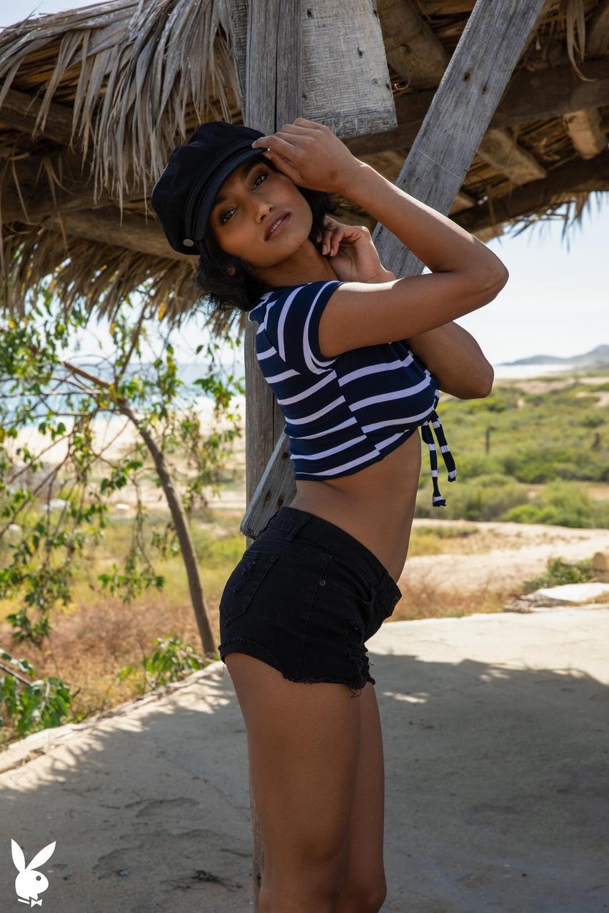 20P A linda gata Angel Constance mostra seus lindos seios e sua buceta aparada