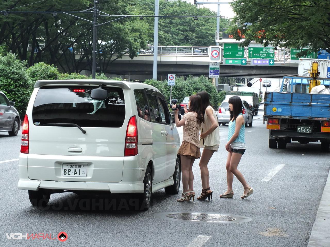 15P Japanische Mädchen geben einen CFNM-Blowjob, nachdem sie einen Autofahrer angehalten haben