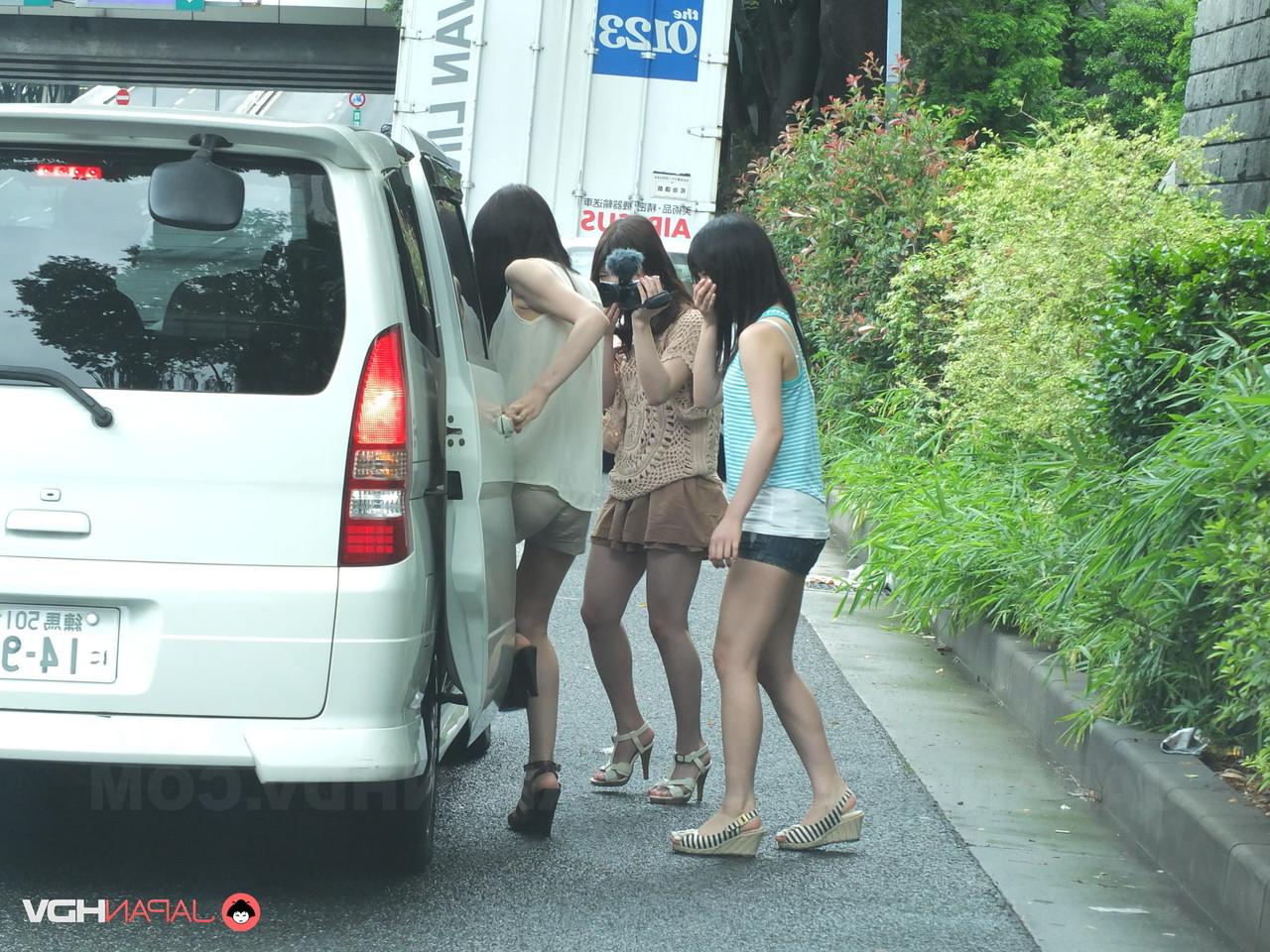 15P Japanische Mädchen geben einen CFNM-Blowjob, nachdem sie einen Autofahrer angehalten haben