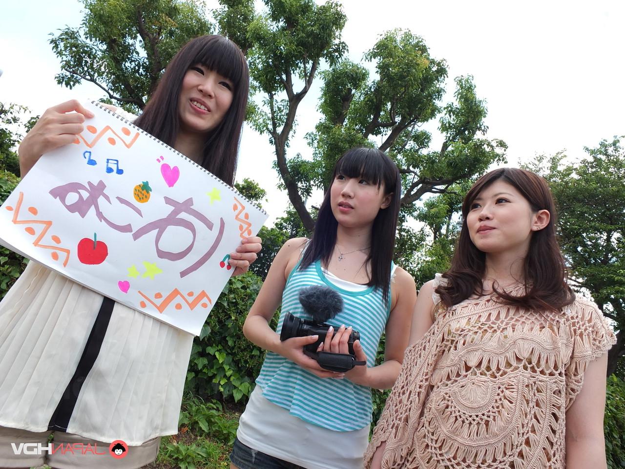 15P Japanische Mädchen geben einen CFNM-Blowjob, nachdem sie einen Autofahrer angehalten haben