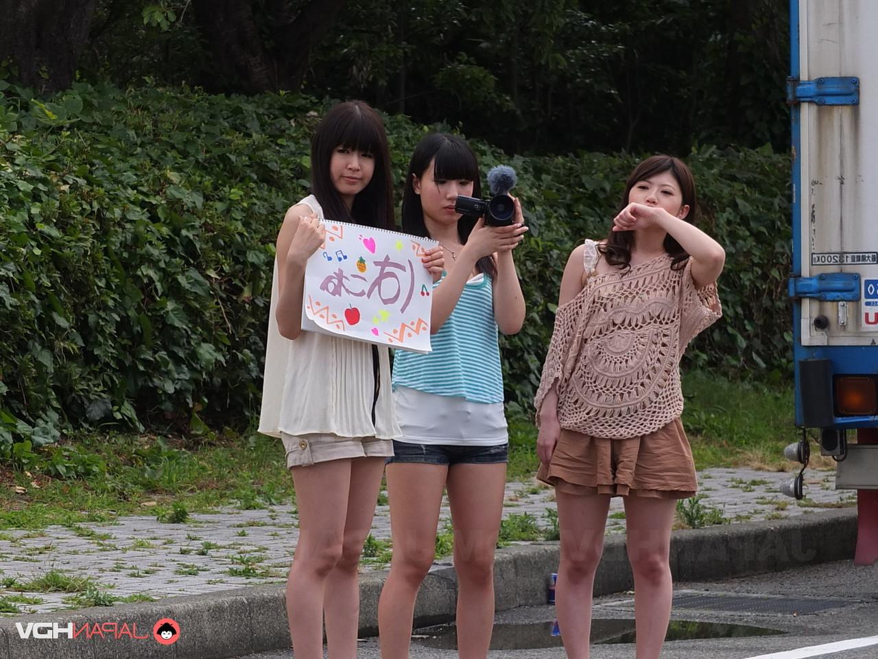 15P Japanische Mädchen geben einen CFNM-Blowjob, nachdem sie einen Autofahrer angehalten haben