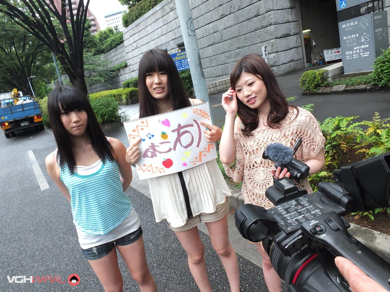15P Japanische Mädchen geben einen CFNM-Blowjob, nachdem sie einen Autofahrer angehalten haben