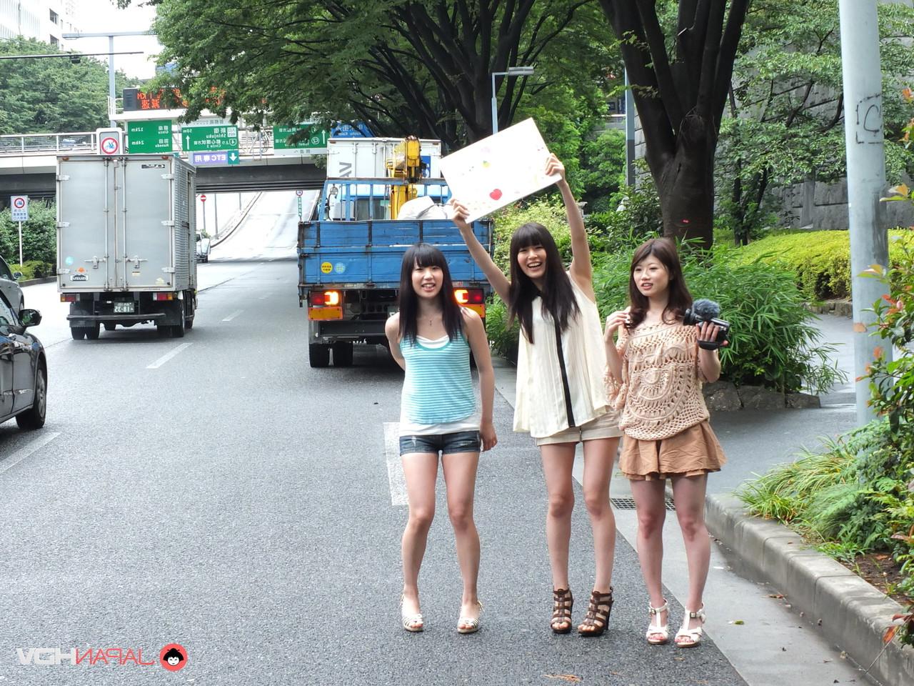 15P Japanische Mädchen geben einen CFNM-Blowjob, nachdem sie einen Autofahrer angehalten haben