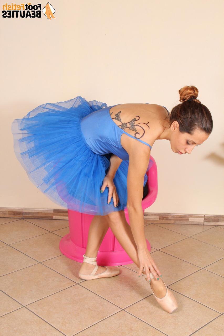 10P A garota vestida Elettra mostra suas lindas pernas enquanto tira as sapatilhas de bailarina