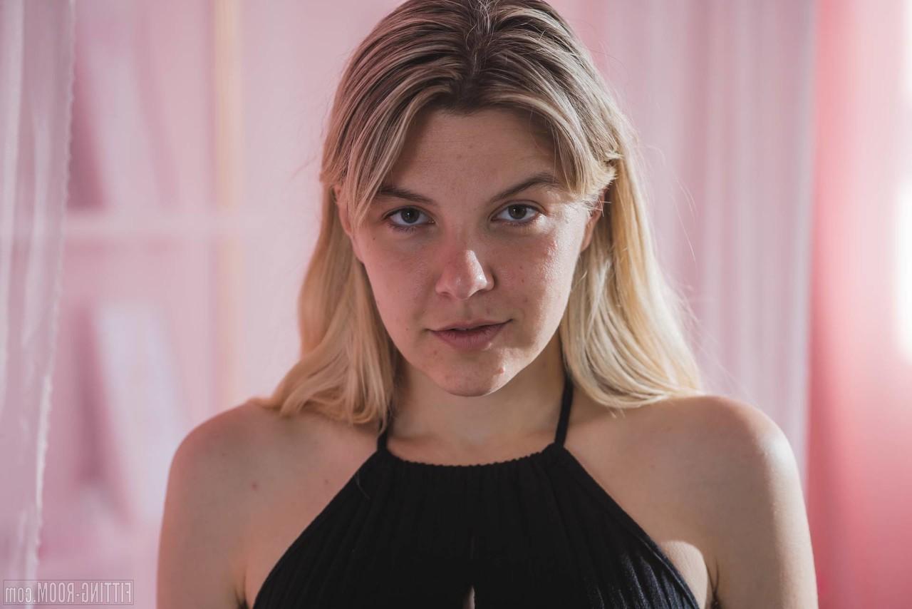 10P Der versaute blonde Teenager Mischa Wren masturbiert mit Sexspielzeugen auf einem Bett