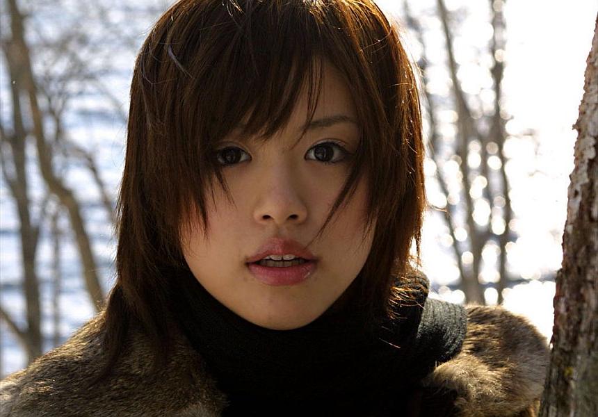 16P Die süße Japanerin Hitomi Hayasaka pinkelt in den Schnee, bevor sie nach Hause geht