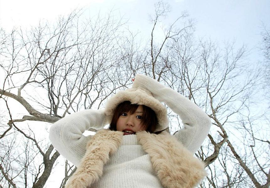 16P Die süße Japanerin Hitomi Hayasaka pinkelt in den Schnee, bevor sie nach Hause geht