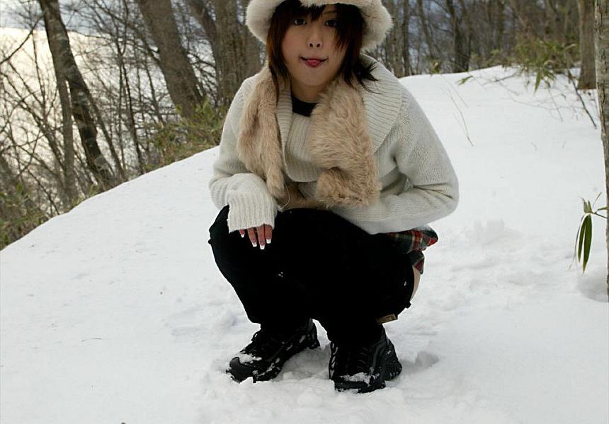 16P Die süße Japanerin Hitomi Hayasaka pinkelt in den Schnee, bevor sie nach Hause geht