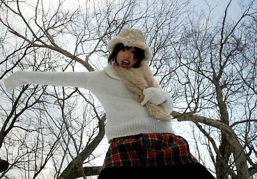 16P Die süße Japanerin Hitomi Hayasaka pinkelt in den Schnee, bevor sie nach Hause geht