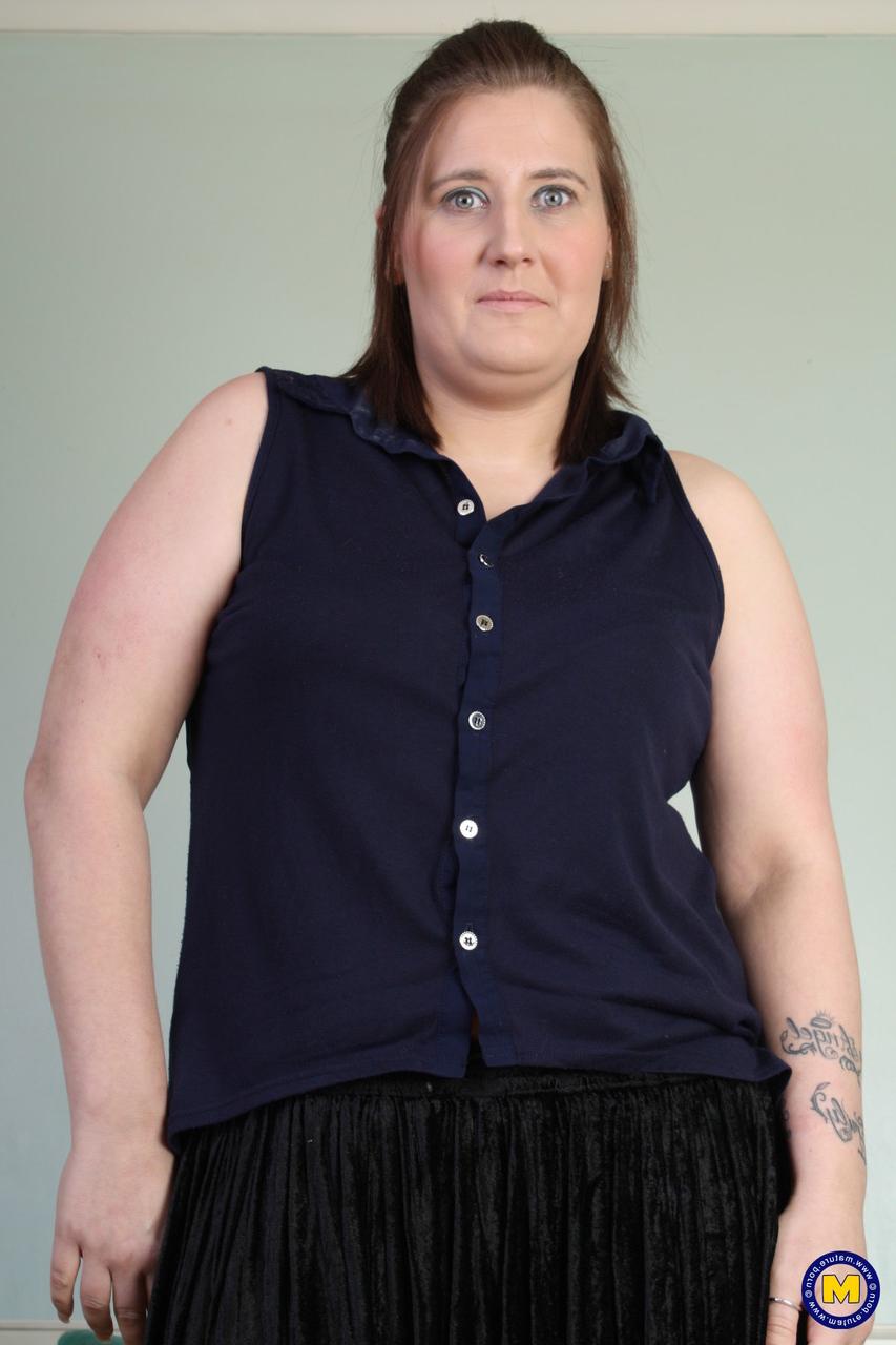 20P La madura BBW Sylvie juega con su dulce coño mientras se masturba en el sofá