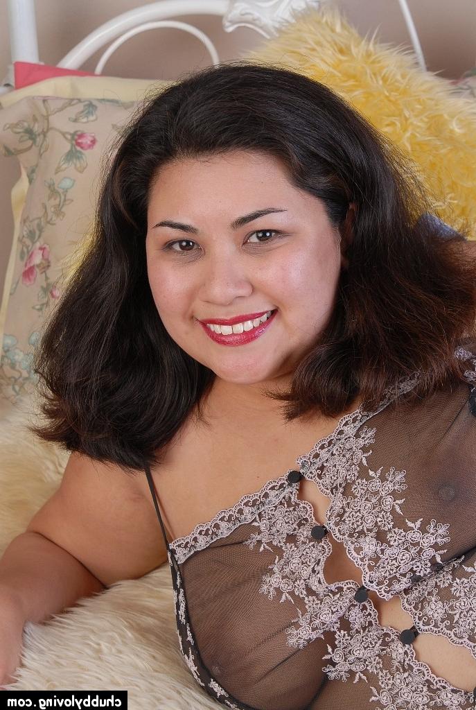 16P Modelo sexy BBW desnuda su gran culo gordo y sus tetas caídas y gordas