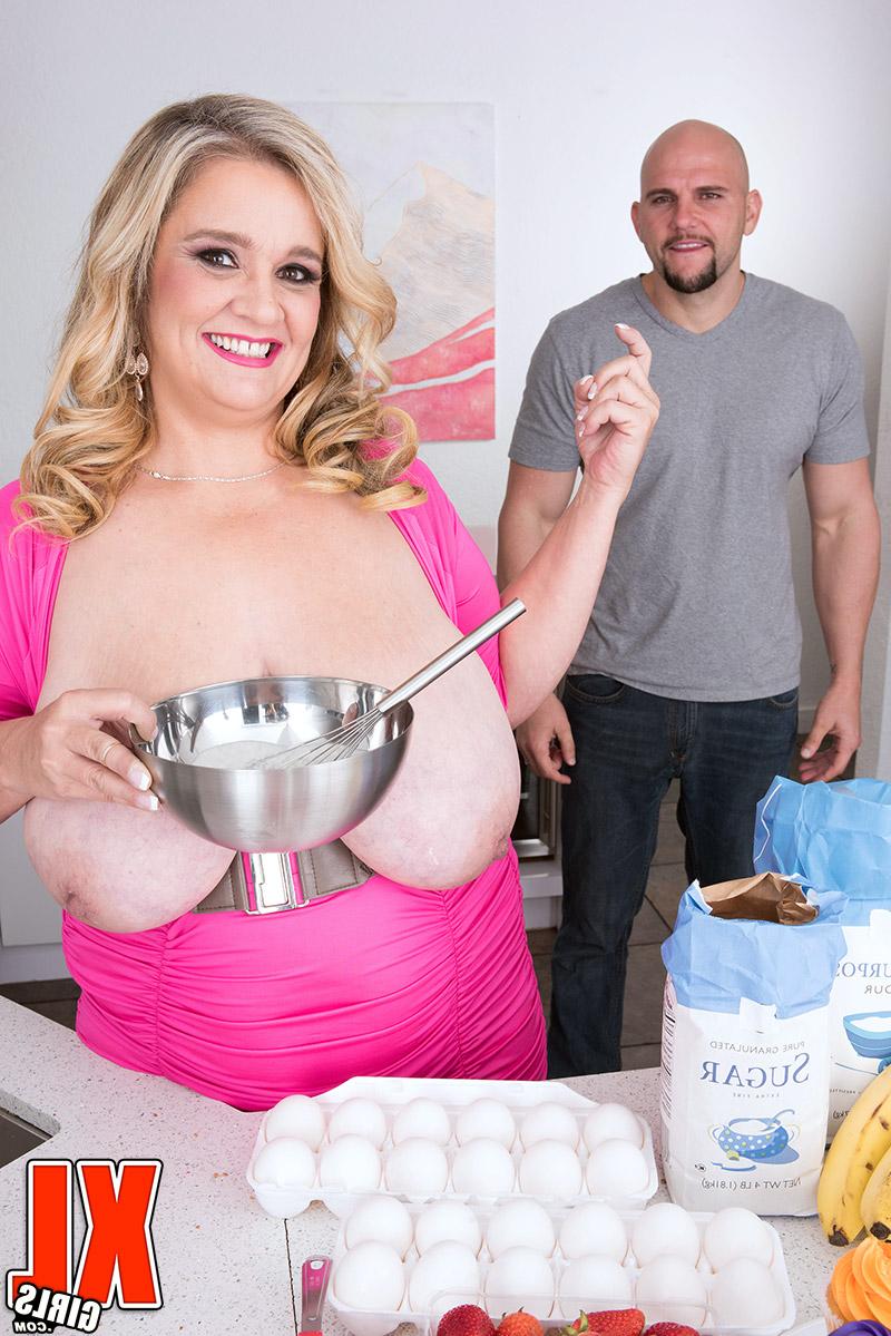 16P La blonde BBW Cami Cooper prépare quelques tartes avant de faire une branlette.