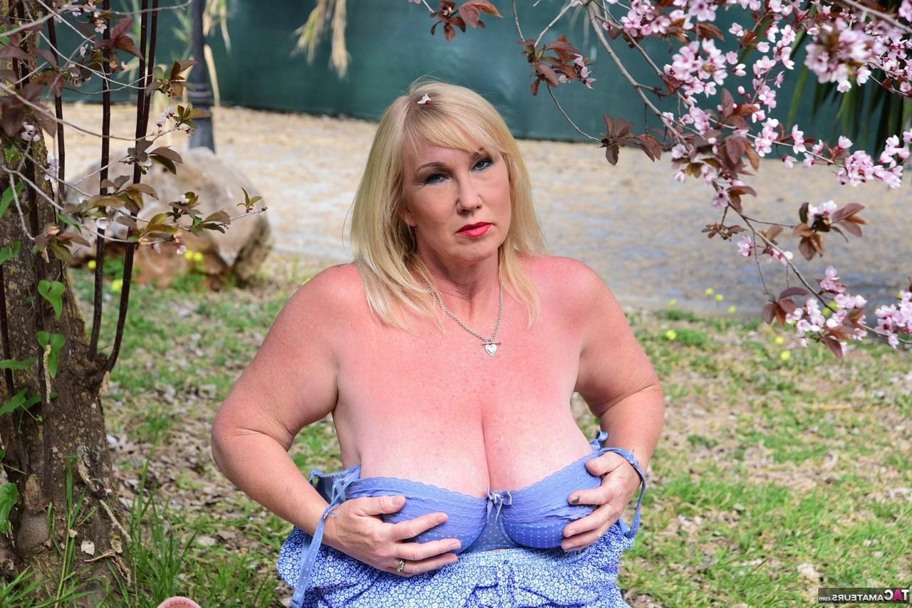16P A loira madura Melody revela seus seios grandes enquanto está no quintal