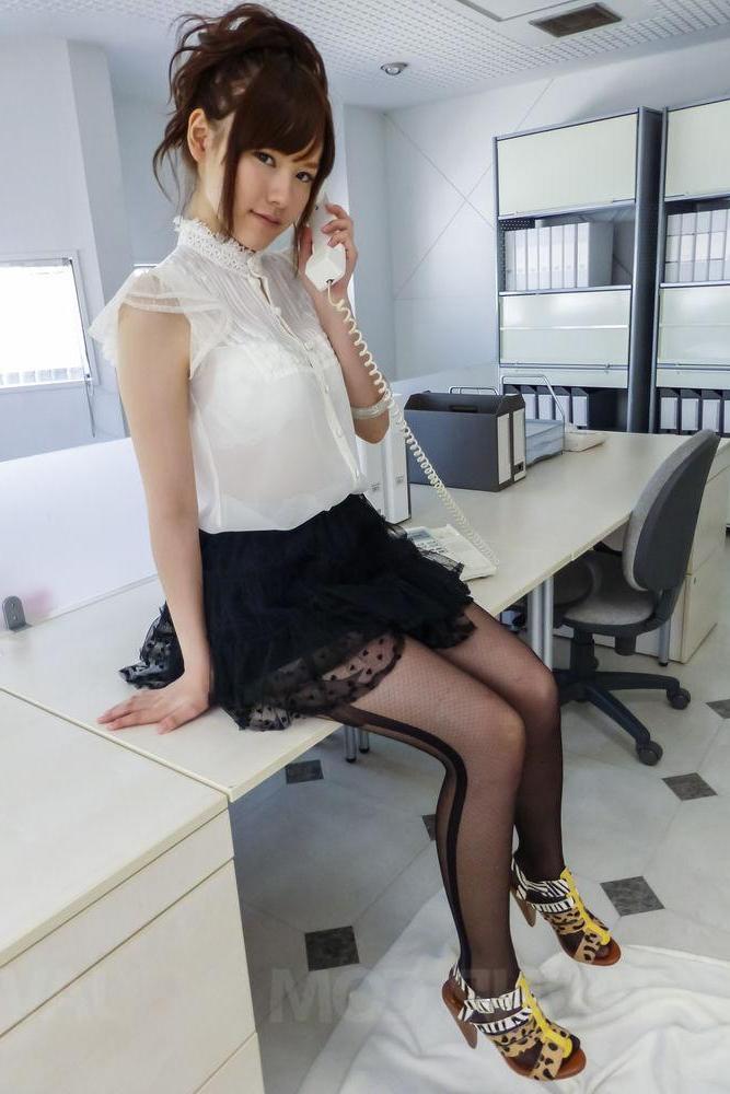 15P Sexy Japanese receptionist Yui Uehara plays with her moist pussy and oily tits