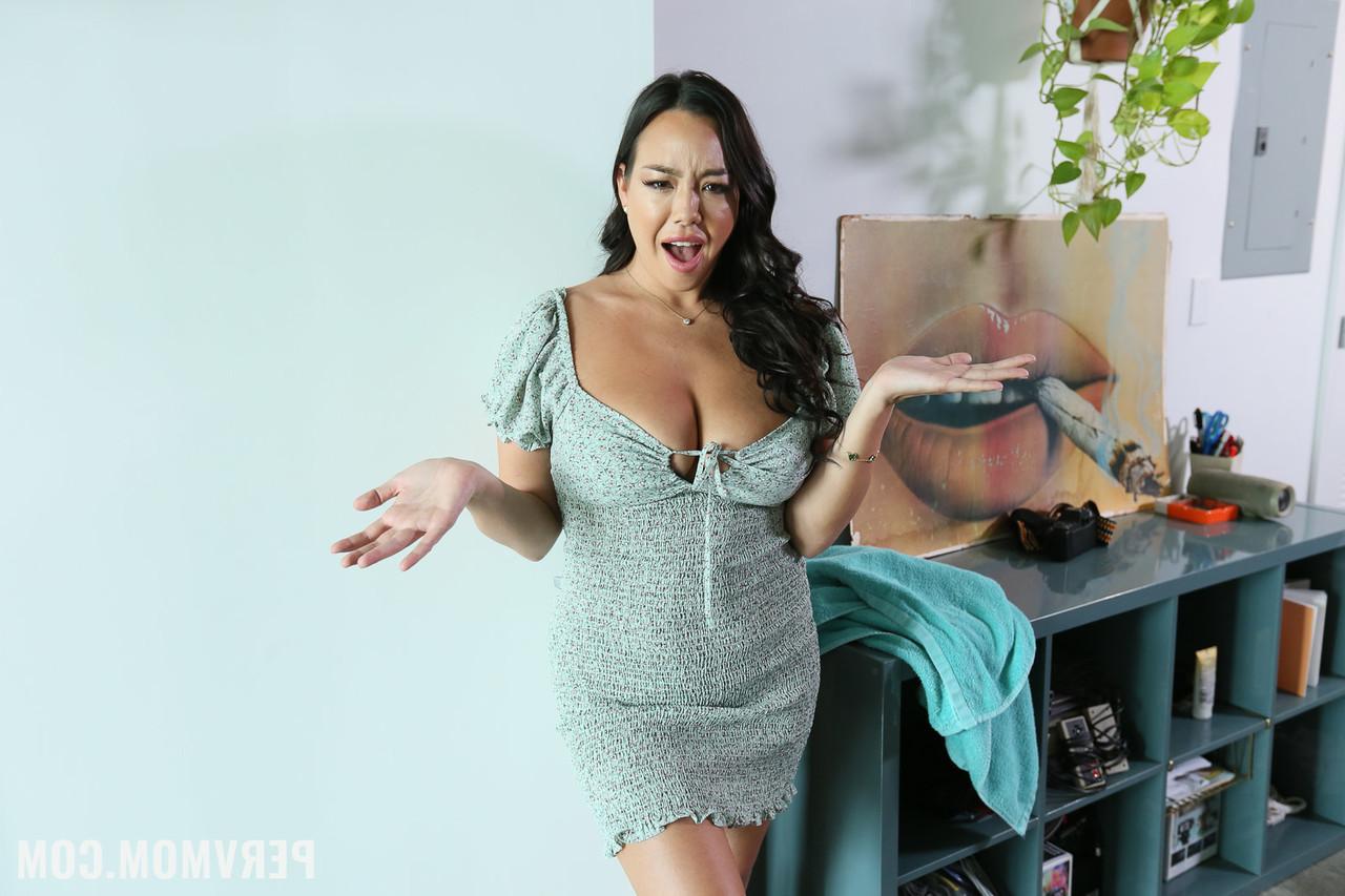 20P Cougar Kitten Latenight fodendo o pau do enteado em sua lingerie sexy