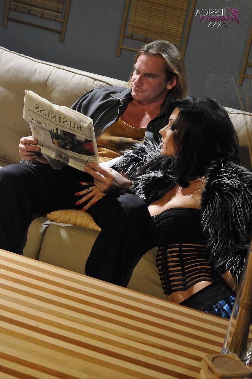 20P Casal pornô Evan Stone e Jessica Jaymes fazendo sexo selvagem no sofá