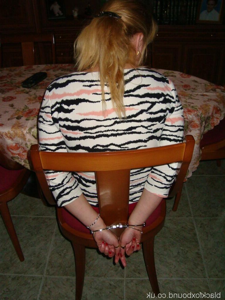 16P Une femme de race blanche se retrouve complètement nue, les mains liées derrière le dos