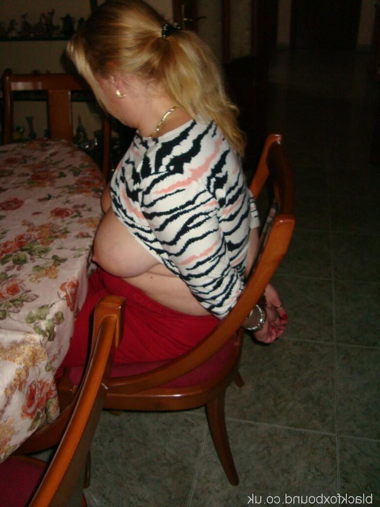 16P Une femme de race blanche se retrouve complètement nue, les mains liées derrière le dos