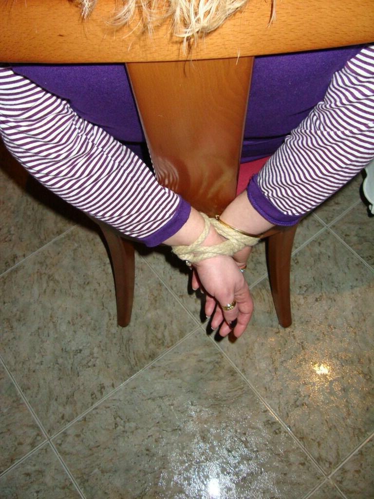 16P Une femme de race blanche se retrouve complètement nue, les mains liées derrière le dos