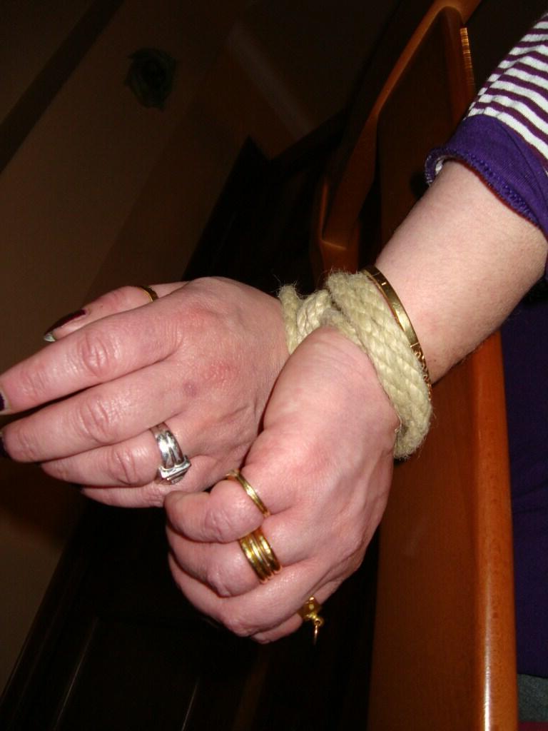 16P Une femme de race blanche se retrouve complètement nue, les mains liées derrière le dos