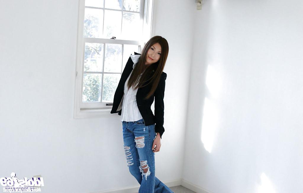 15P Graciosa menina asiática de jeans Seira Narumi se despindo lentamente
