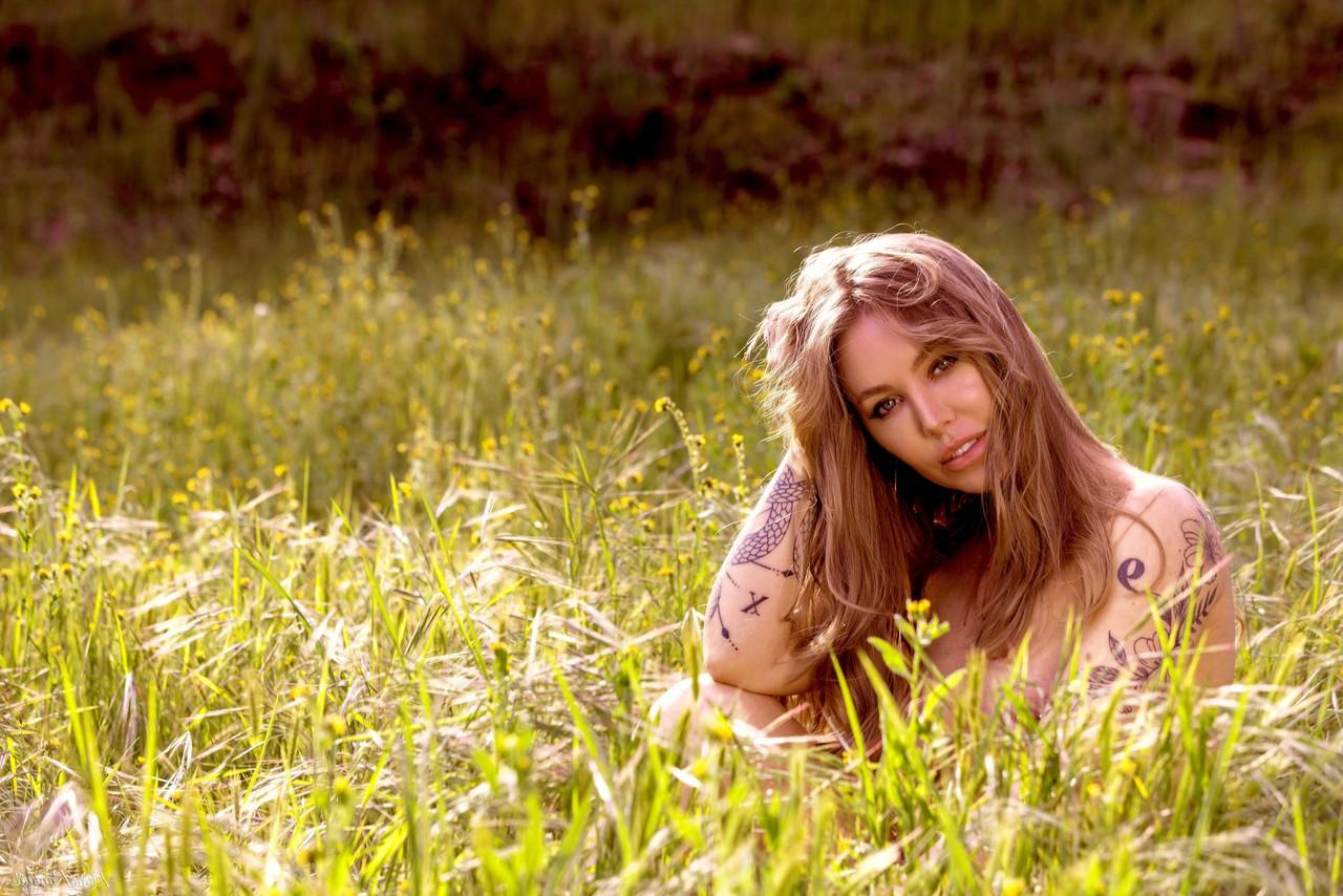 20P A linda pornstar Nicole Aniston exibe seus lindos seios e bunda grande ao ar livre