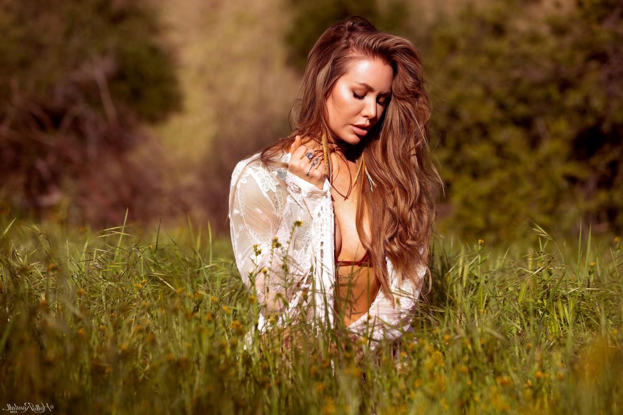 20P A linda pornstar Nicole Aniston exibe seus lindos seios e bunda grande ao ar livre