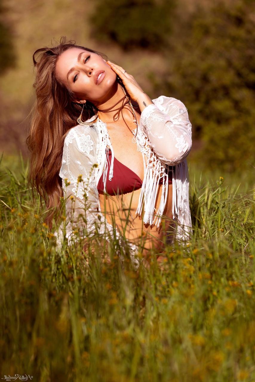 20P A linda pornstar Nicole Aniston exibe seus lindos seios e bunda grande ao ar livre