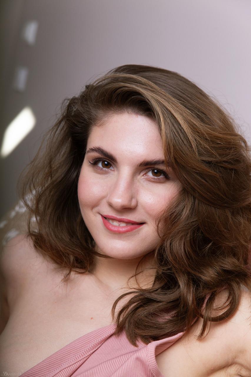 20P A gata sexy Kassandra mostra sua bunda grande e sua convidativa buceta raspada