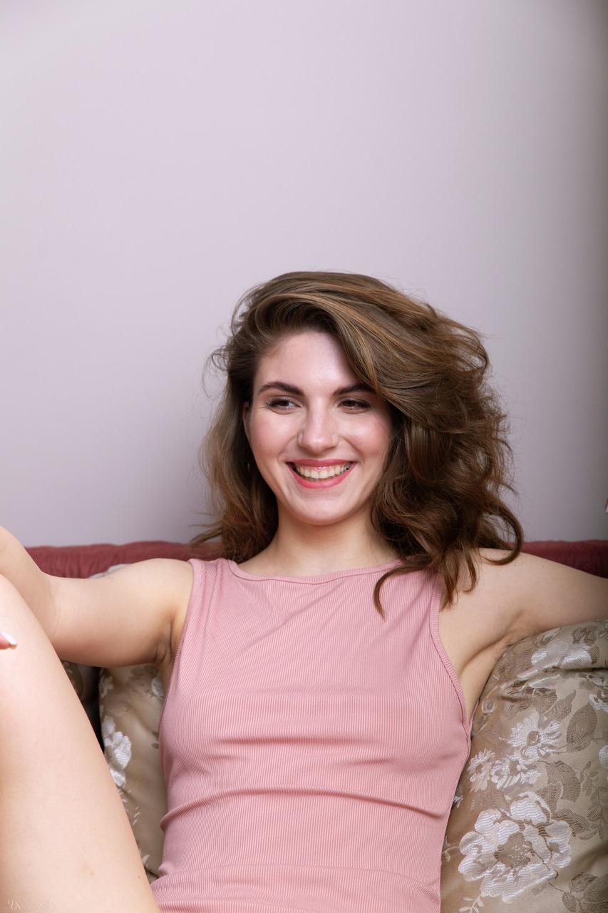 20P A gata sexy Kassandra mostra sua bunda grande e sua convidativa buceta raspada