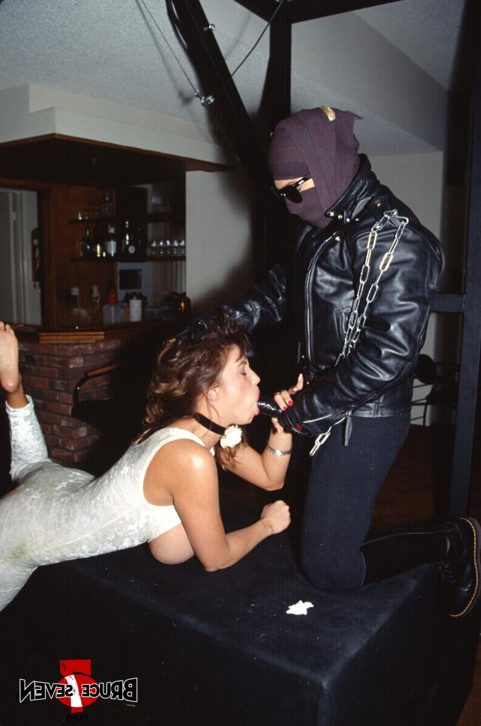 20P Lésbicas sensuais com peitos grandes e bundas se envolvem em uma orgia BDSM vintage