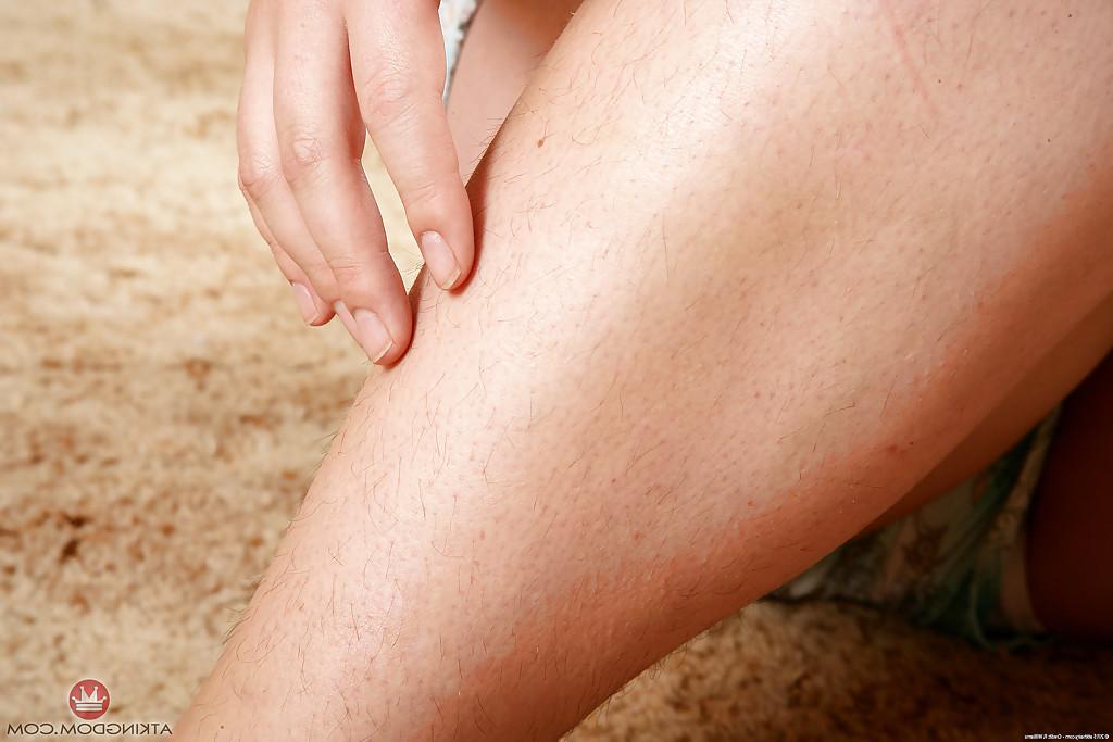 16P 毛むくじゃらの脇の下を持つ年上の太ったお母さんがパンティーを脱いで青々とした茂みを露出させる