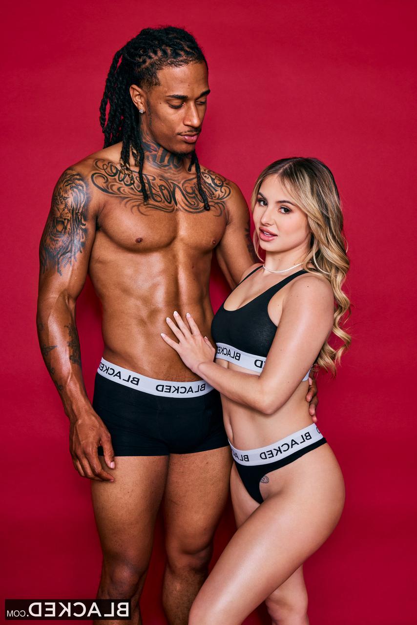 20P La blonde sexy Aria Banks profite d'une grosse bite noire et prend un soin du visage.
