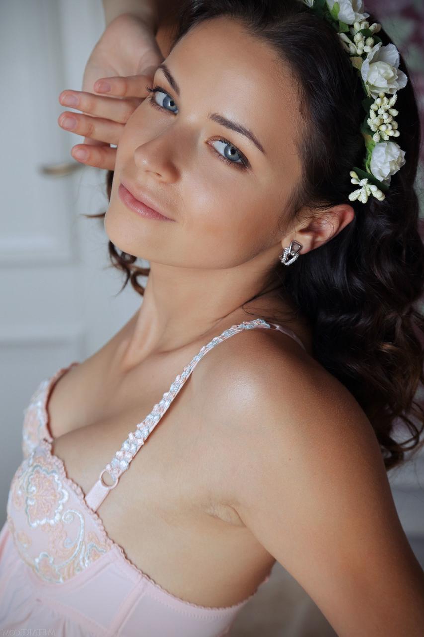 20P La glamurosa Ardelia A muestra sus hermosos pechos y su delicioso coño