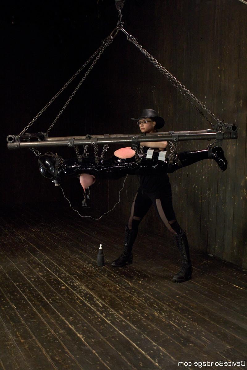 20P Latex-clad MILF Dee Williams gets her big tits clamped & weighted while bound