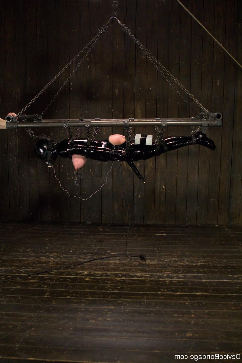 20P Latex-clad MILF Dee Williams gets her big tits clamped & weighted while bound