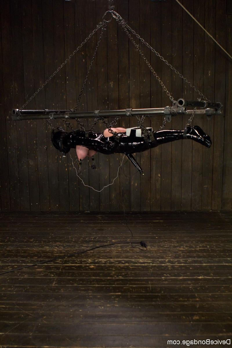 20P Latex-clad MILF Dee Williams gets her big tits clamped & weighted while bound
