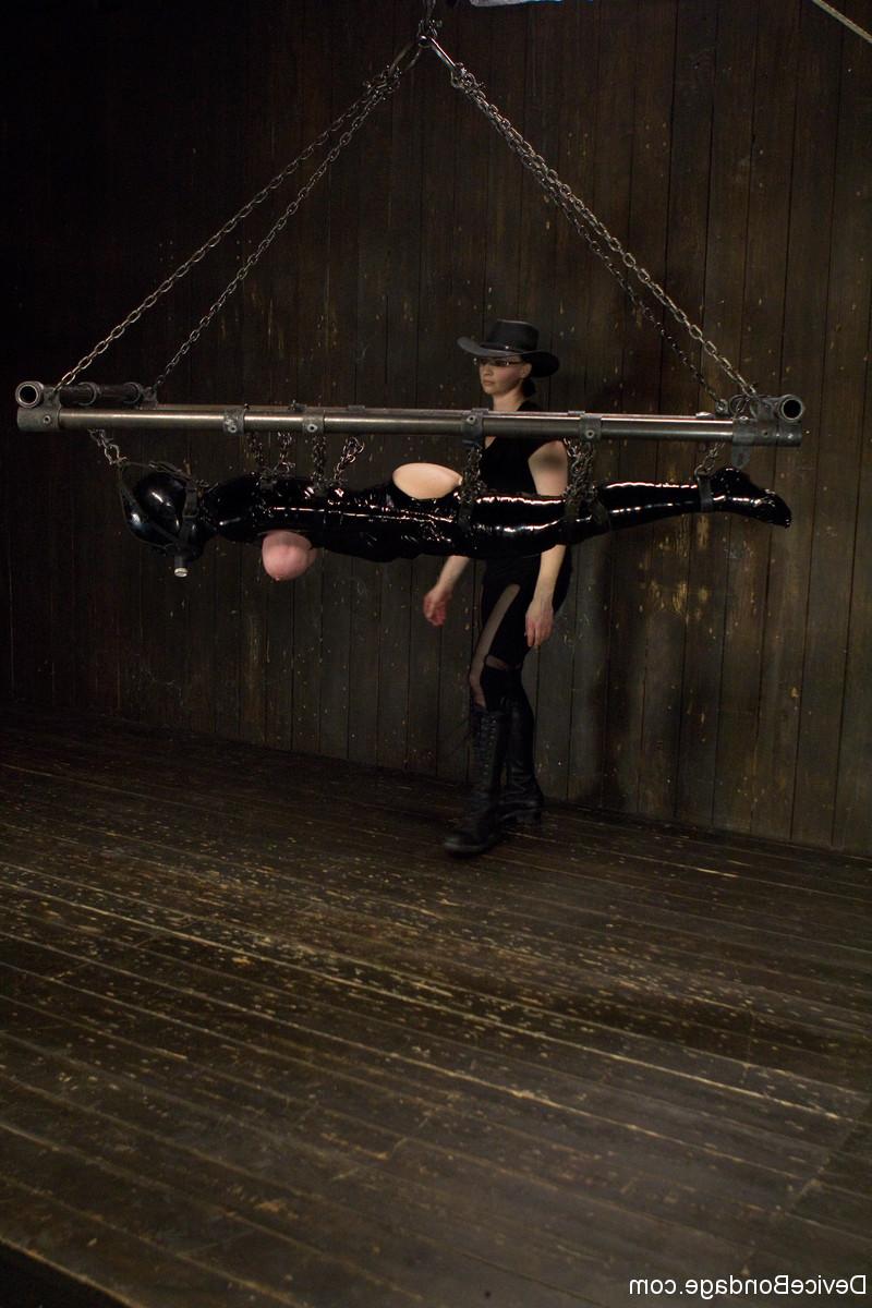 20P Latex-clad MILF Dee Williams gets her big tits clamped & weighted while bound