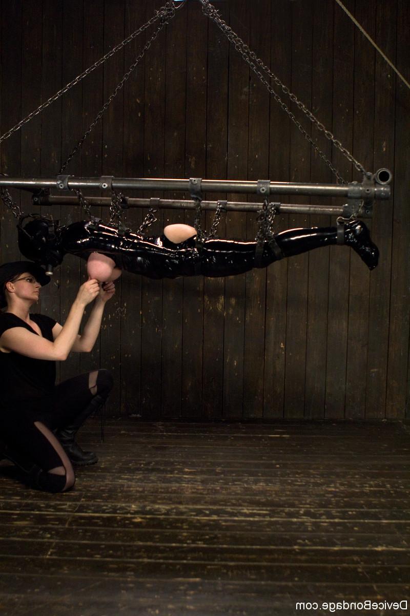20P Latex-clad MILF Dee Williams gets her big tits clamped & weighted while bound