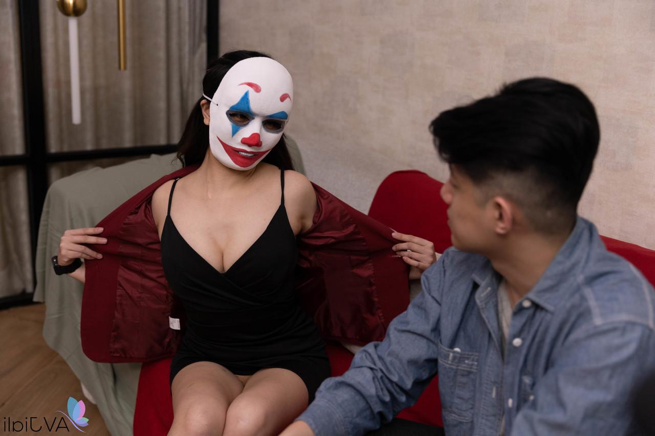 20P A namorada chinesa Ranako dá um BJ ao novo namorado e fode seu tesão duro
