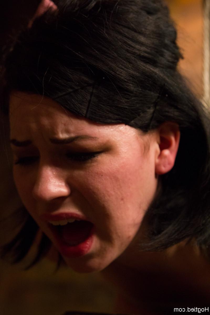 20P Das kurvige Babe Belle Noire wird verprügelt und gefingert, während es an der Decke hängt
