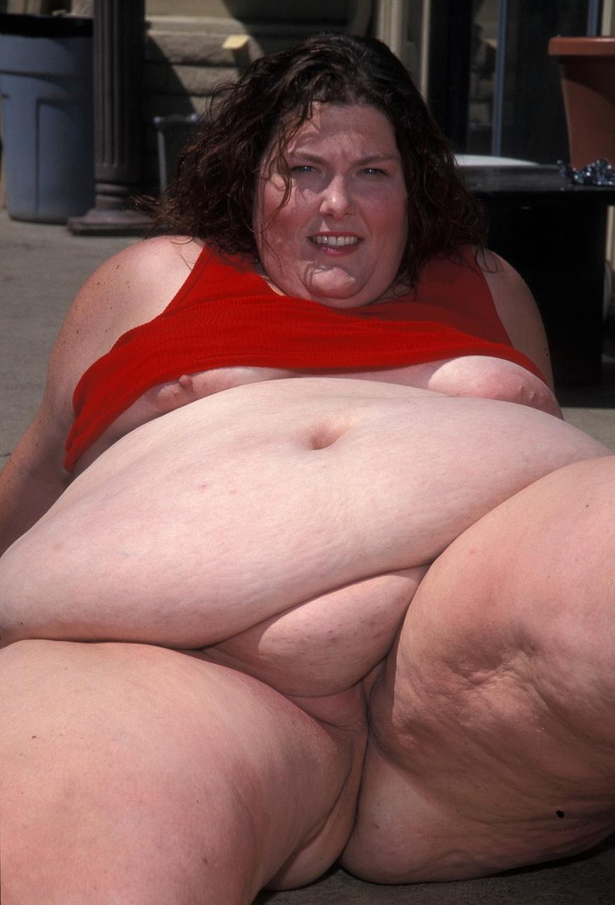 20P A brincalhona BBW Aurora Spivey lava seu enorme corpo e buceta na piscina