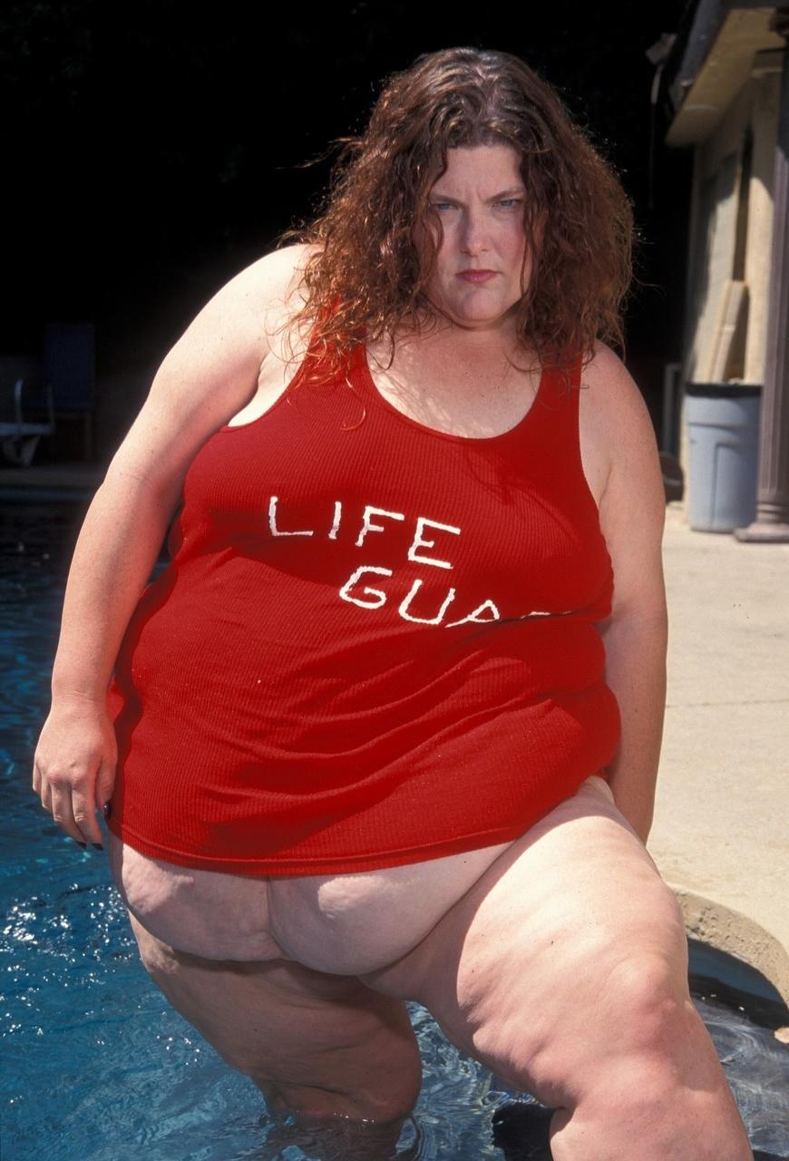 20P A brincalhona BBW Aurora Spivey lava seu enorme corpo e buceta na piscina
