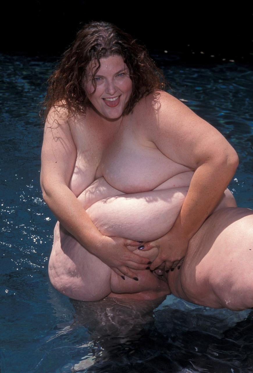 20P A brincalhona BBW Aurora Spivey lava seu enorme corpo e buceta na piscina