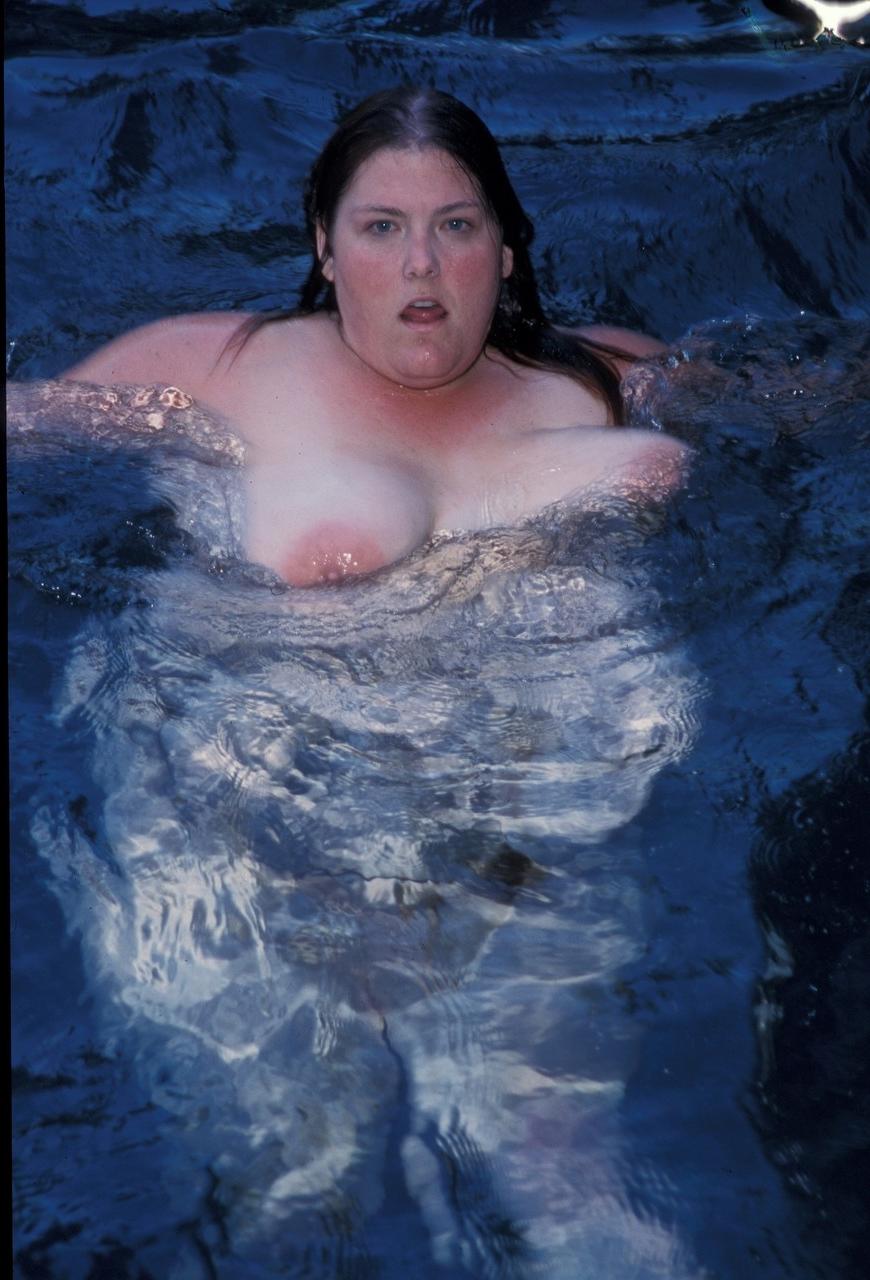 20P A brincalhona BBW Aurora Spivey lava seu enorme corpo e buceta na piscina