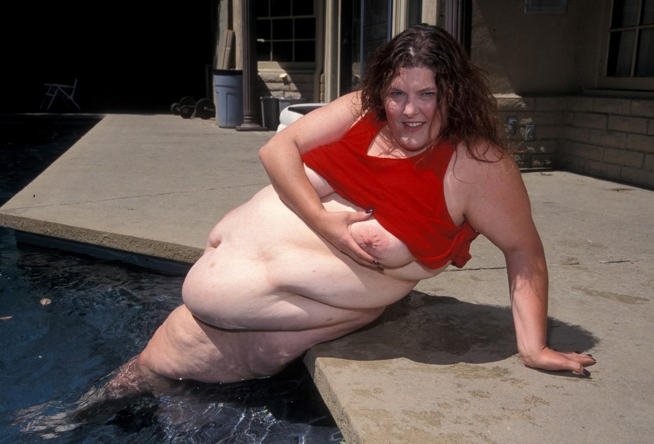 20P A brincalhona BBW Aurora Spivey lava seu enorme corpo e buceta na piscina