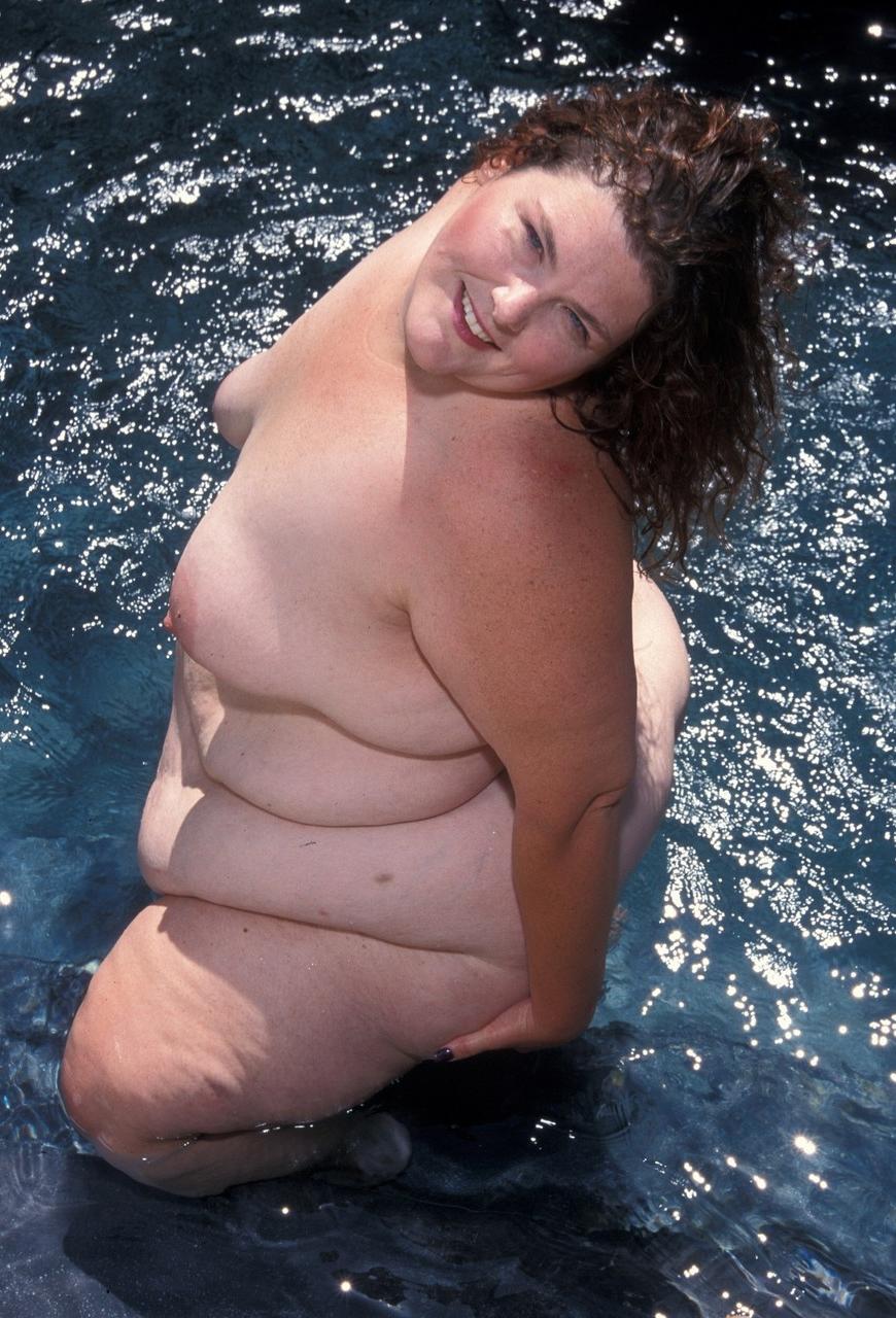 20P A brincalhona BBW Aurora Spivey lava seu enorme corpo e buceta na piscina