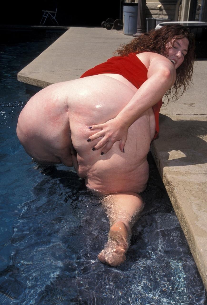20P A brincalhona BBW Aurora Spivey lava seu enorme corpo e buceta na piscina