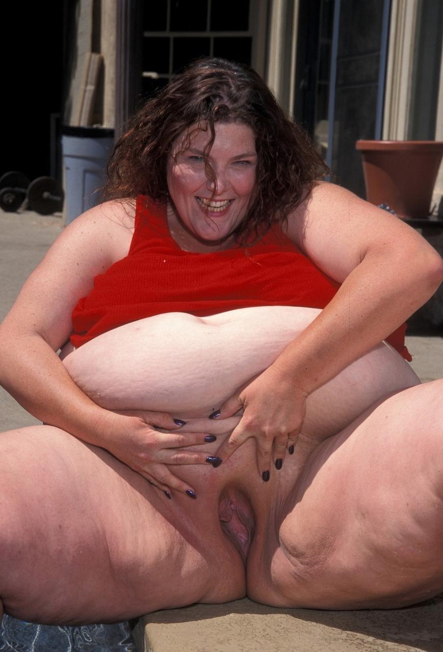 20P A brincalhona BBW Aurora Spivey lava seu enorme corpo e buceta na piscina